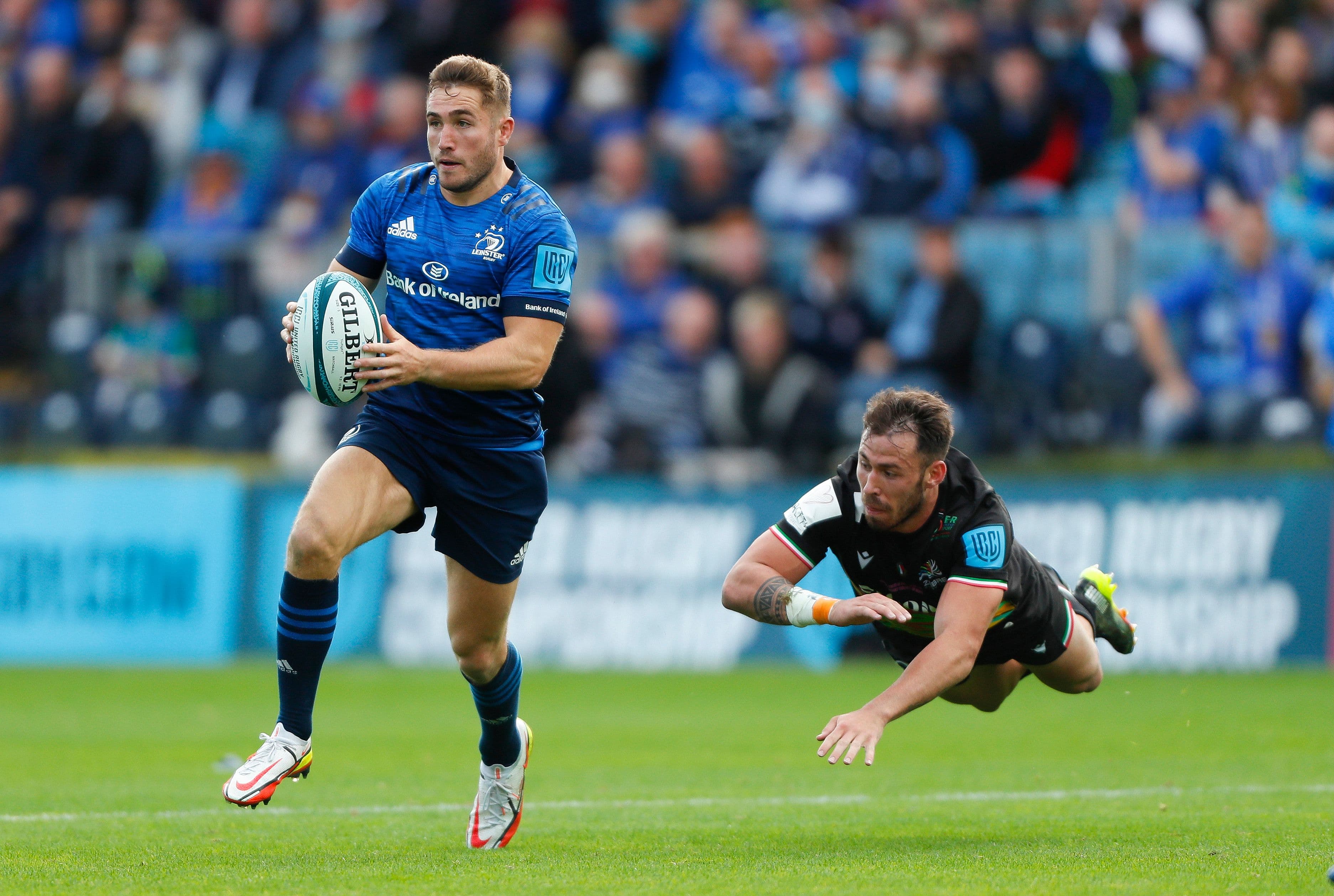 Jordan Larmour is pursued by Erich Cronje