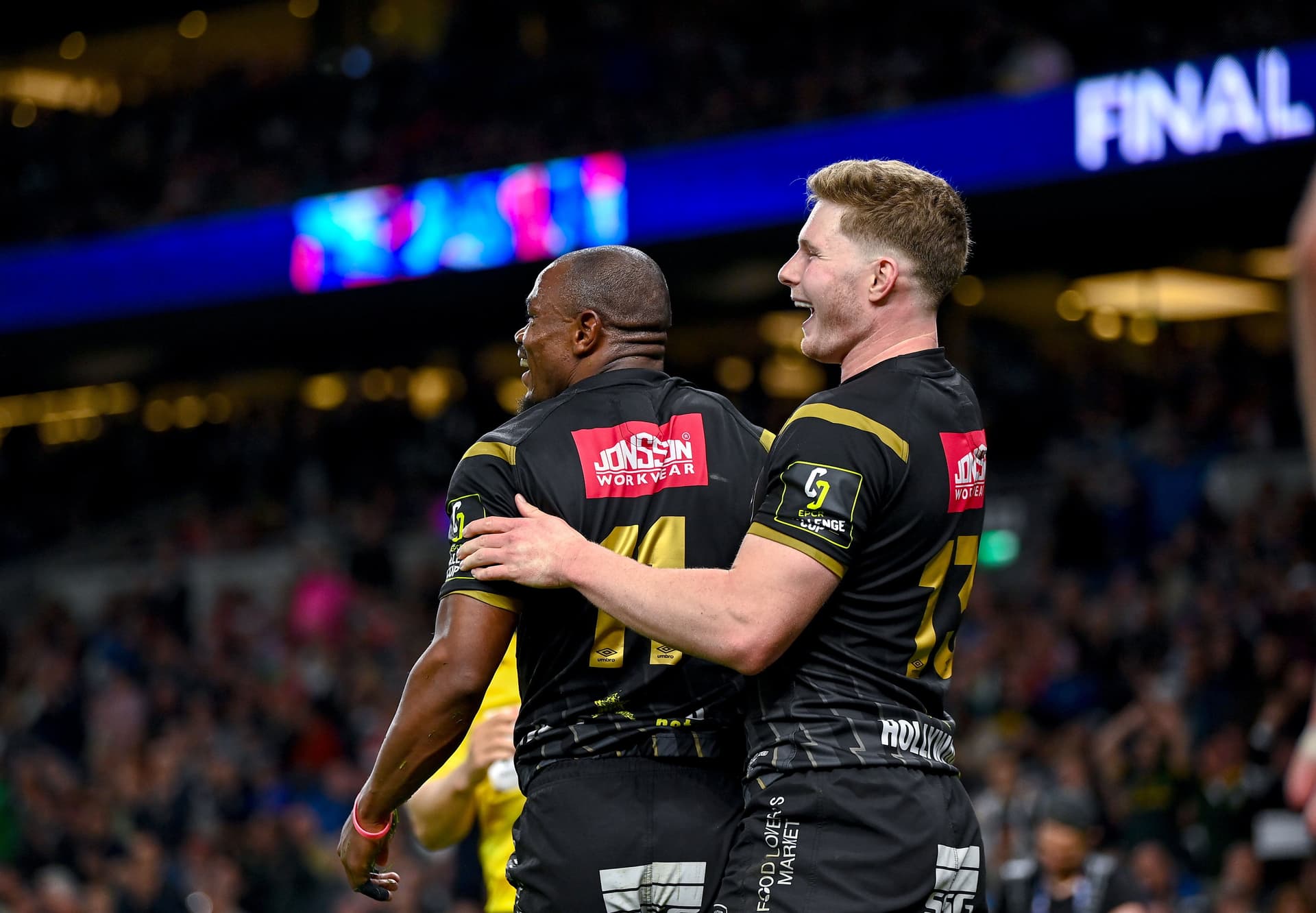 Makazole Mapimpi celebrates with Ethan Hooker