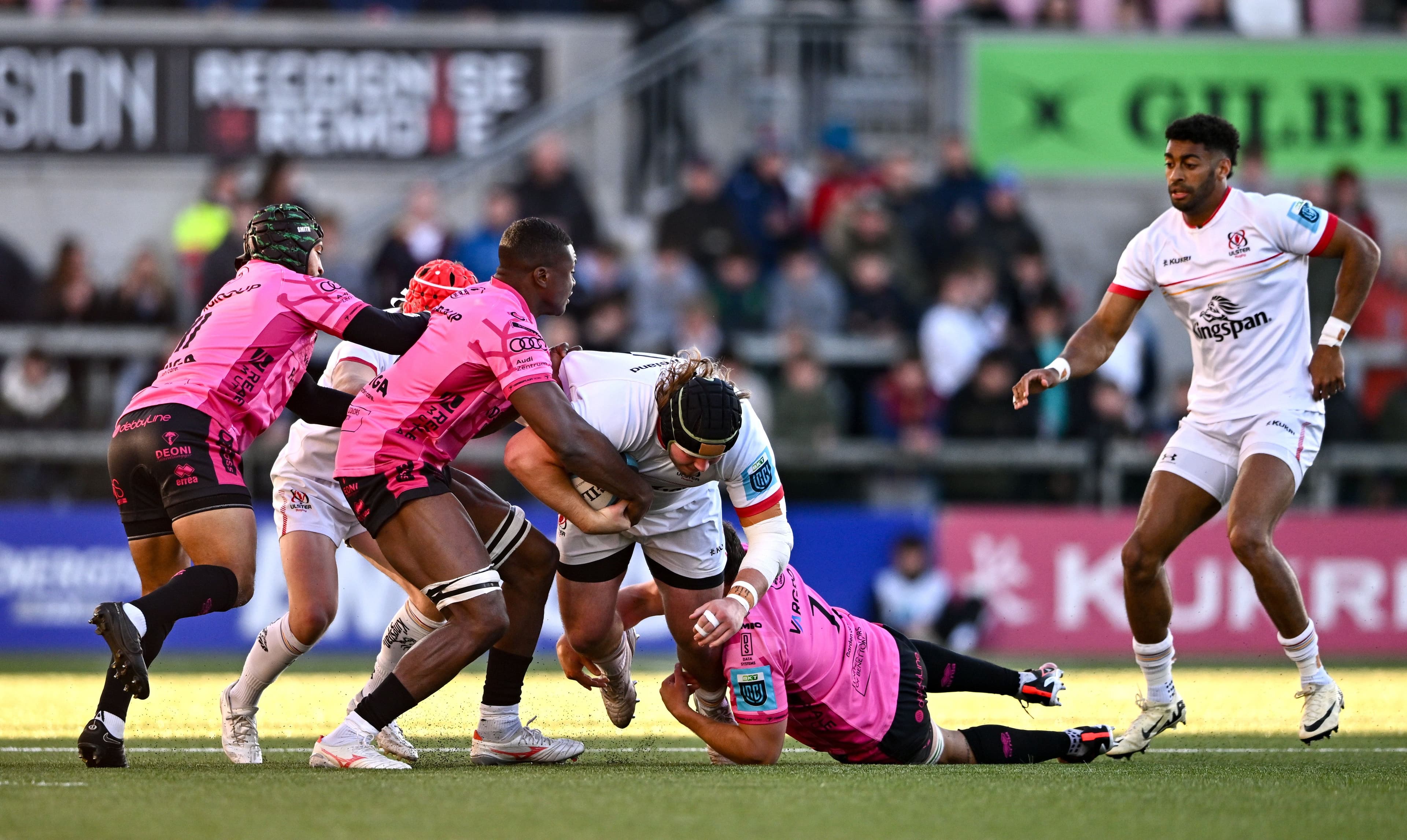 Eric O'Sullivan is tackled by Alessandro Izekor and Michele Lamaro
