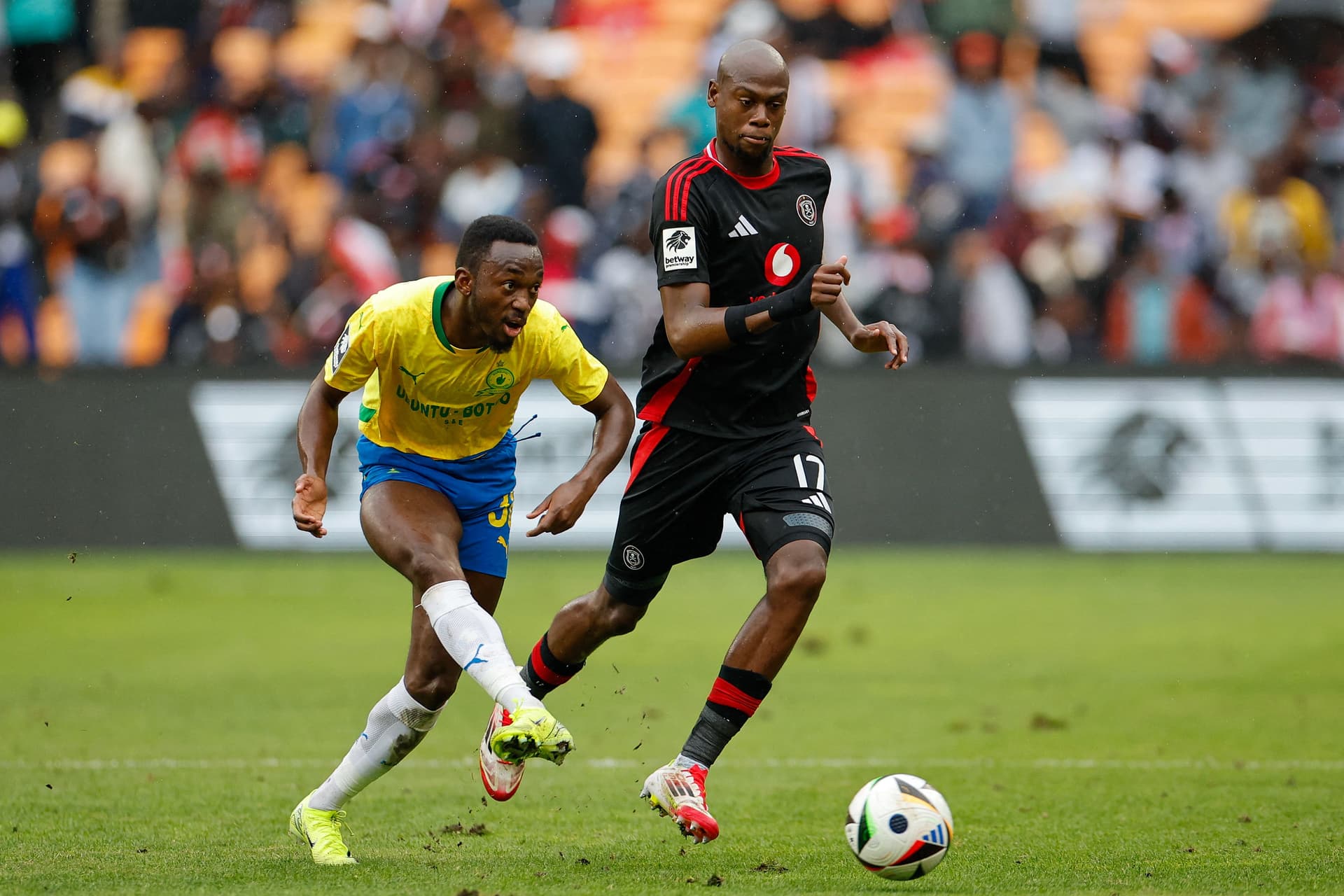 Sundowns' Namibian forward #30 Peter Shalulile (L) kicks the ball away from Pirates' South African forward #17 Evidence Makgopa (R)