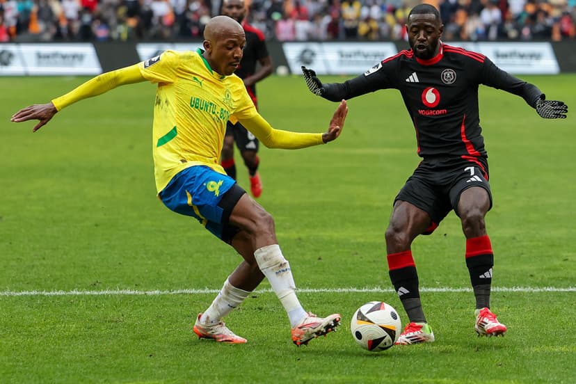 Sundowns' South African defender #25 Khuliso Mudau (L) vies for the ball