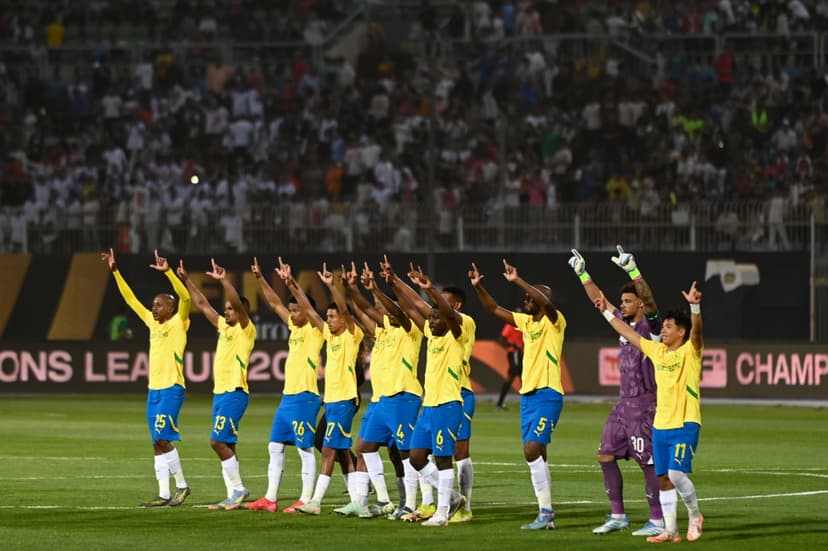 Sundowns players salute fans before the Pyramids v Mamelodi Sundown
